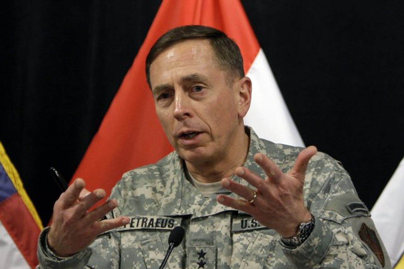 Hershöfðinginn David Petraeus hefur fundað með yfirvöldum í Jemen.