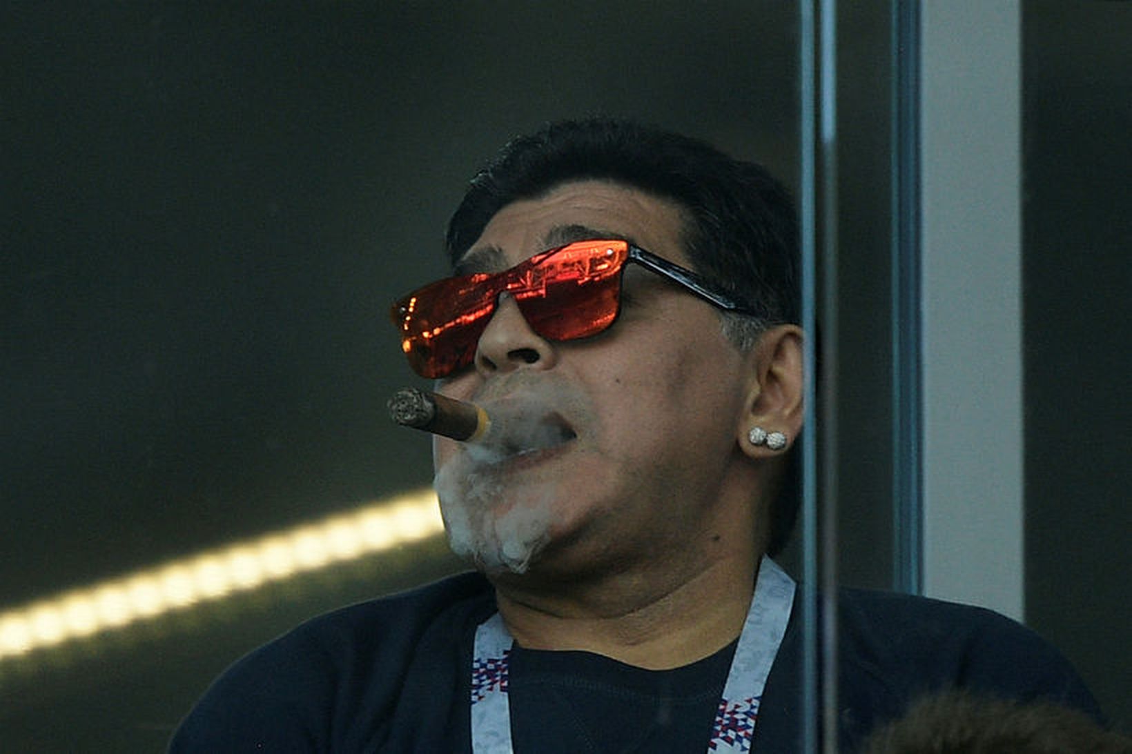 Maradona með vindilinn í stúkunni á Spartak vellinum í gær.