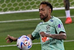 Neymar freistar þess að slá markamet Pelé fyrir Brasilíu á þessu heimsmeistaramóti.