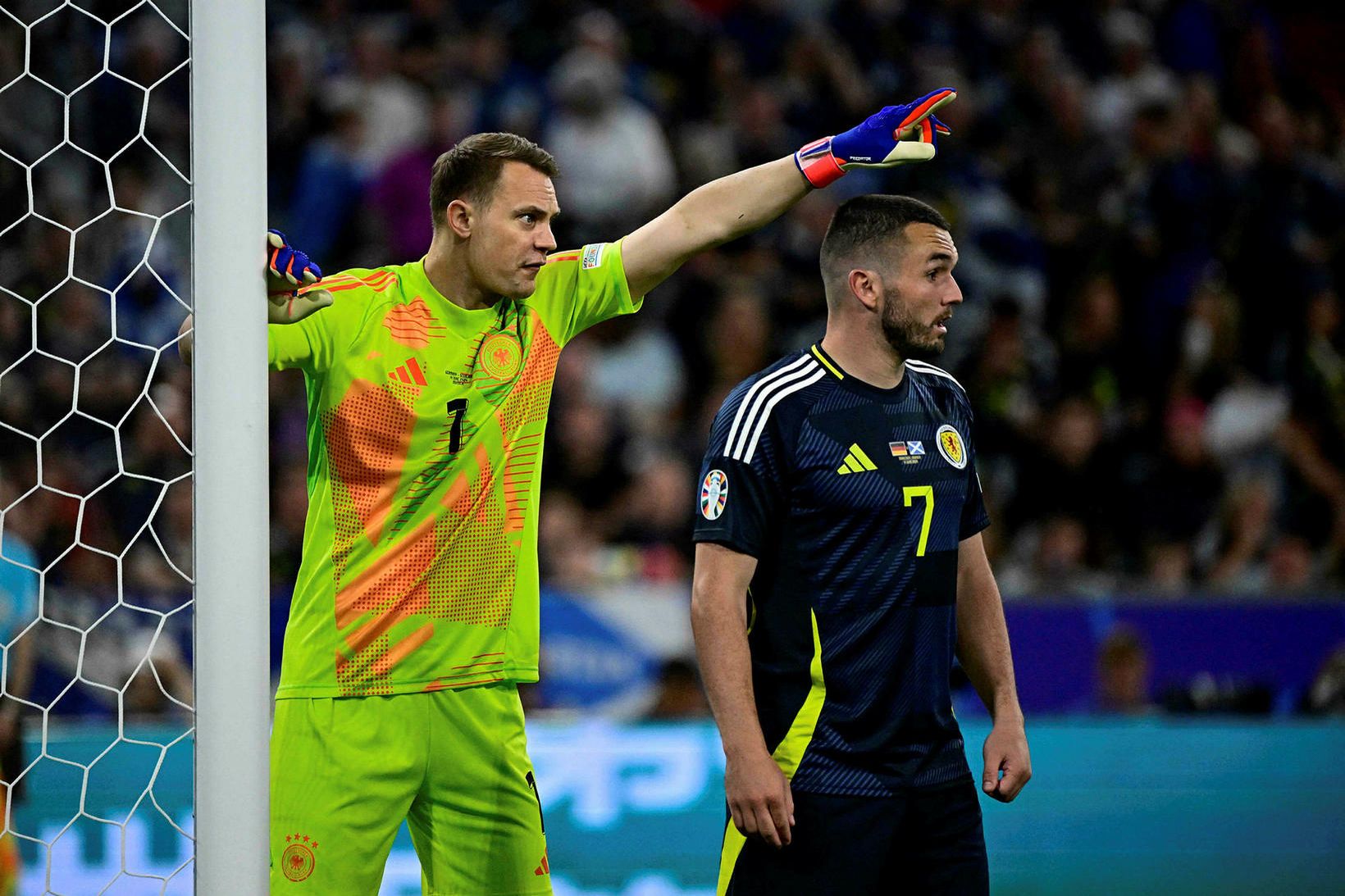 John McGinn ásamt Manuel Neuer, markverði Þýskalands.