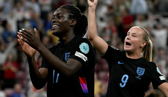 England í úrslit eftir dramatík