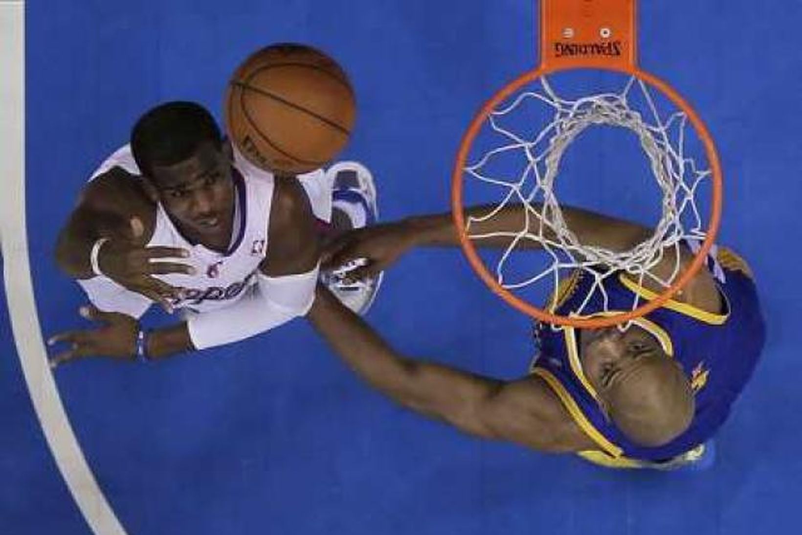 Chris Paul skorar í leiknum í nótt.