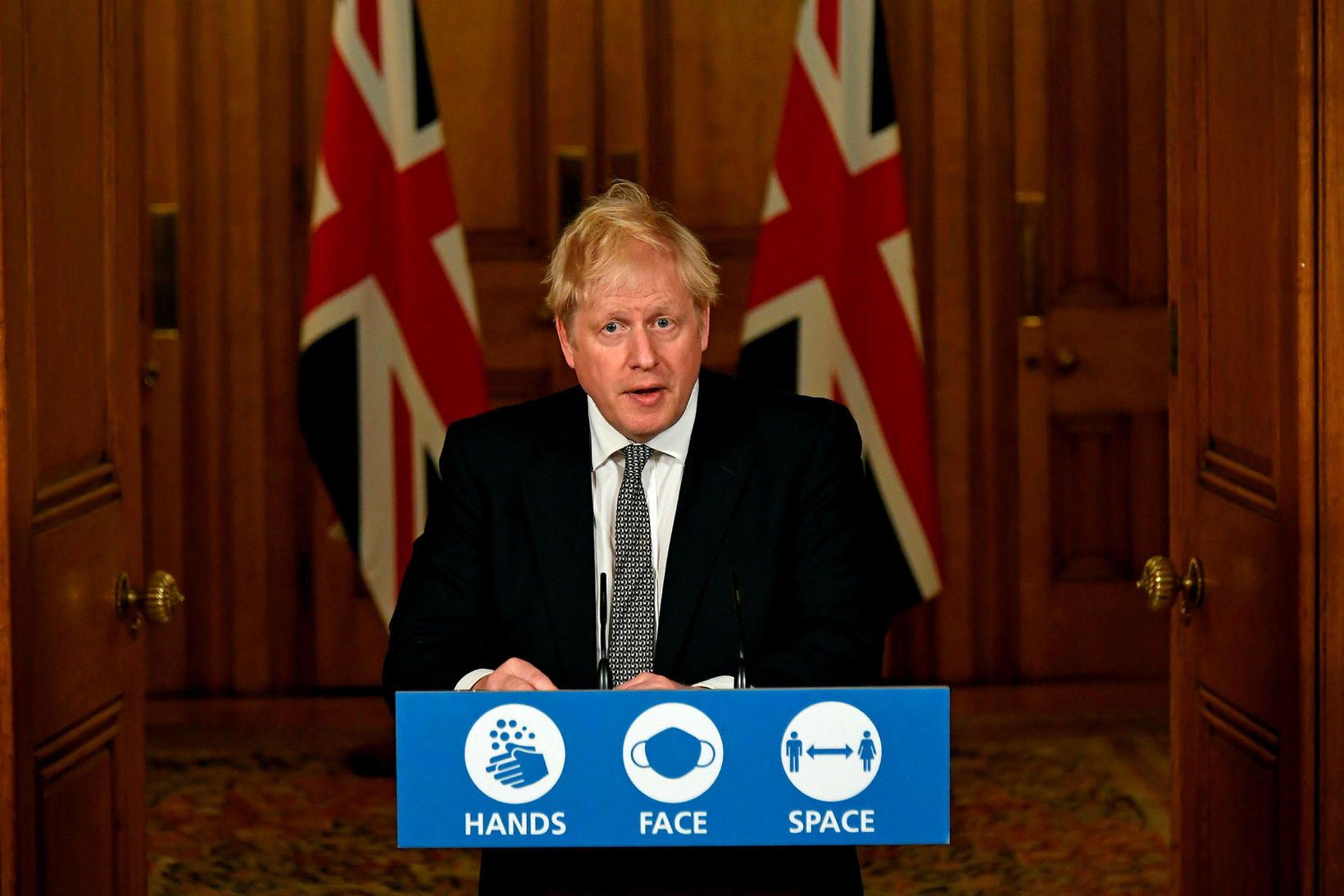 Boris Johnson á blaðamannafundi á laugardag. Þar kynnti hann hertar …