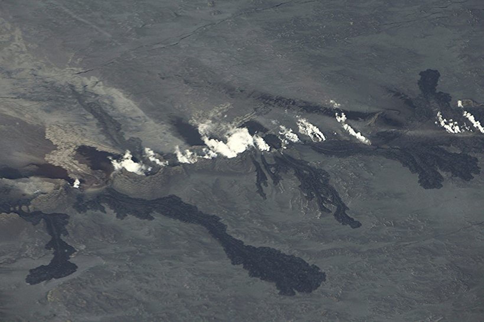 The Holuhraun eruption site. The rift extends 1.000 meters.