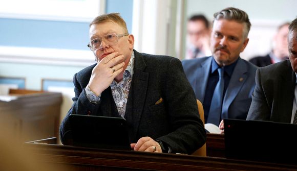 Jón Gnarr vill fá að fara úr jakkanum