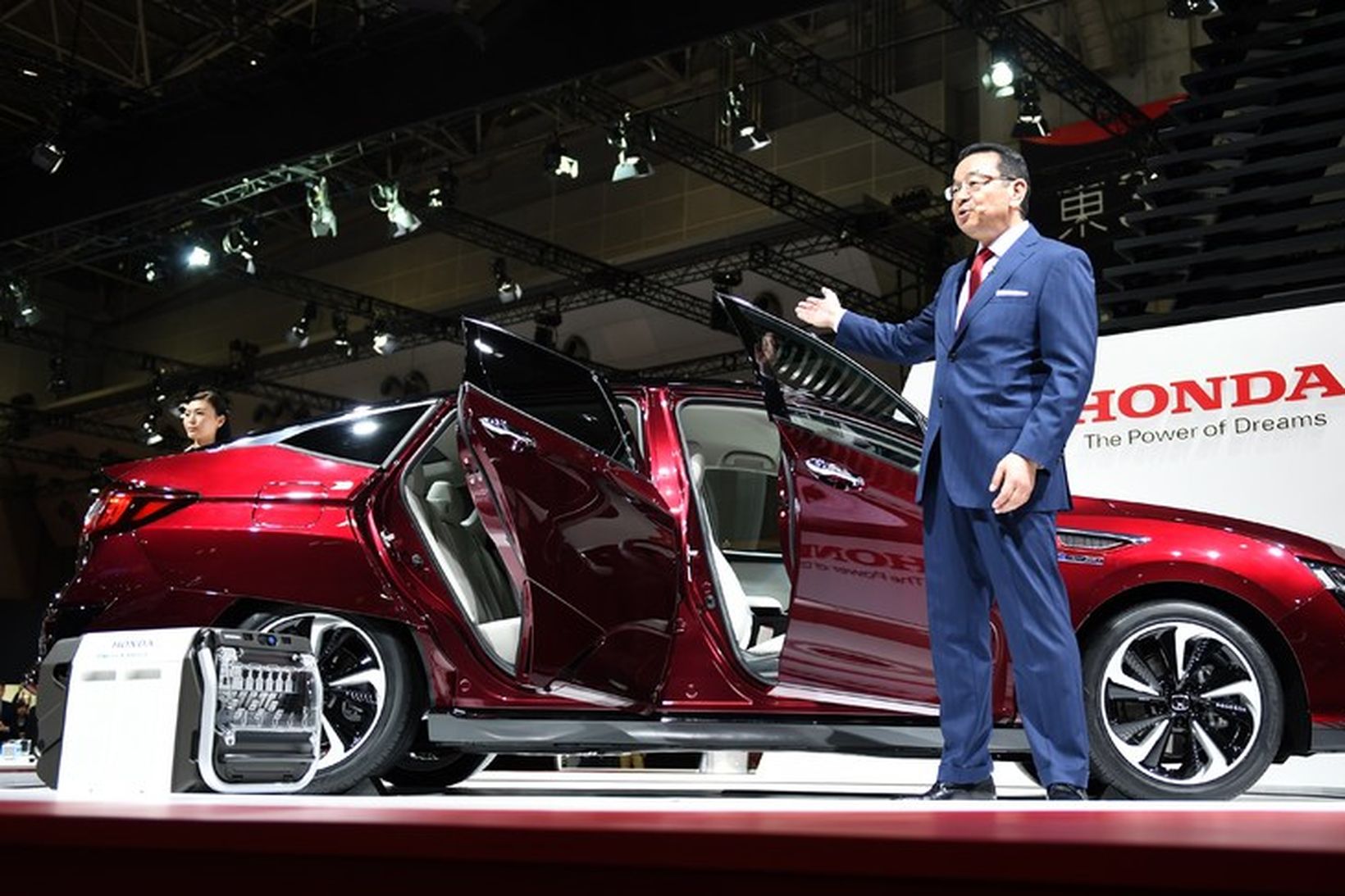 Takahiro Hachigo forstjóri Honda kynnir vetnisbílinn Clarity á bílasýningunni í …