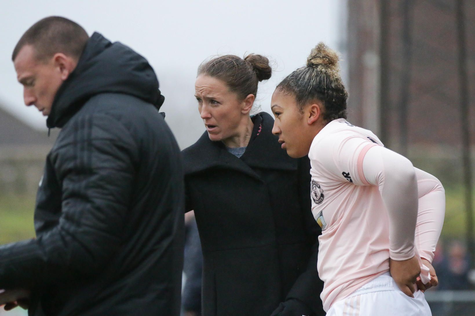 Casey Stoney, knattspyrnustýra Manchester United, gefur framherjanum Lauren James leiðbeiningar.