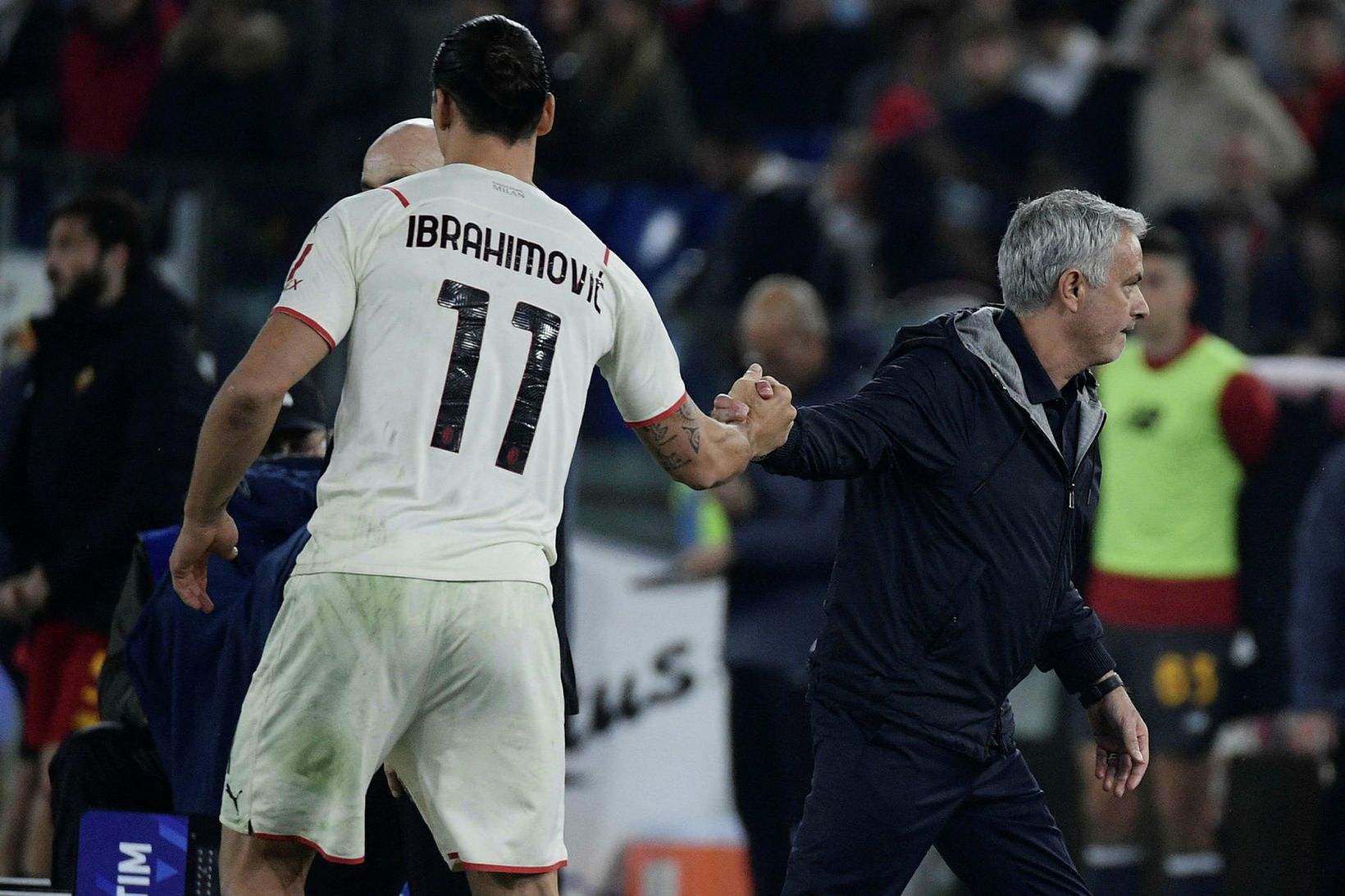 Zlatan Ibrahimovic og Jose Mourinho eftir leik Milan og Roma …