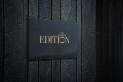 Tveir einstaklingar fundust látnir á Edition- hótelinu í morgun. Málið er rannsakað sem manndráp.