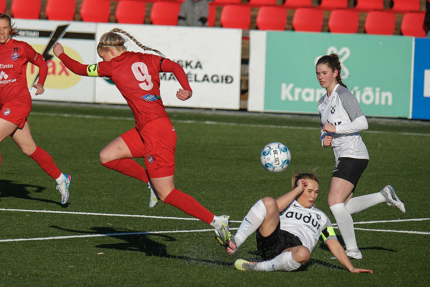 Hildur Karítas Gunnarsdóttir (9) í leik með Haukum gegn FH …