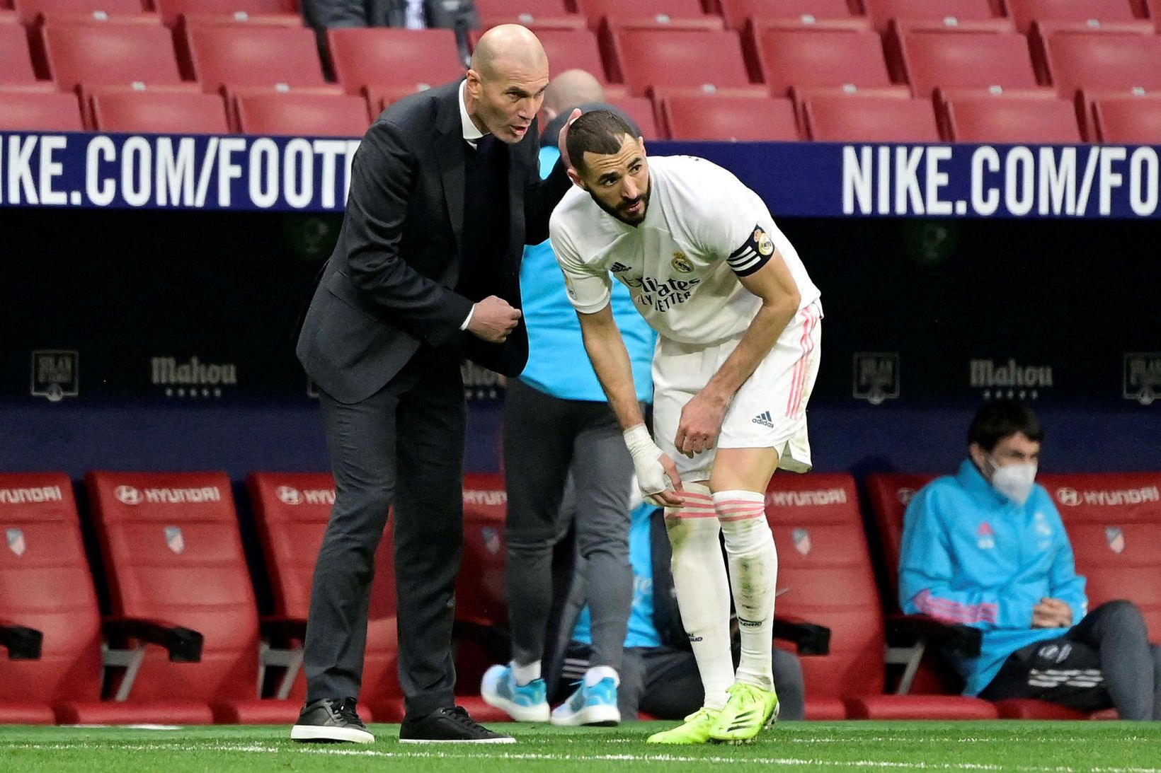 Zinedine Zidane og Karim Benzema ræða málin á hliðarlínunni.