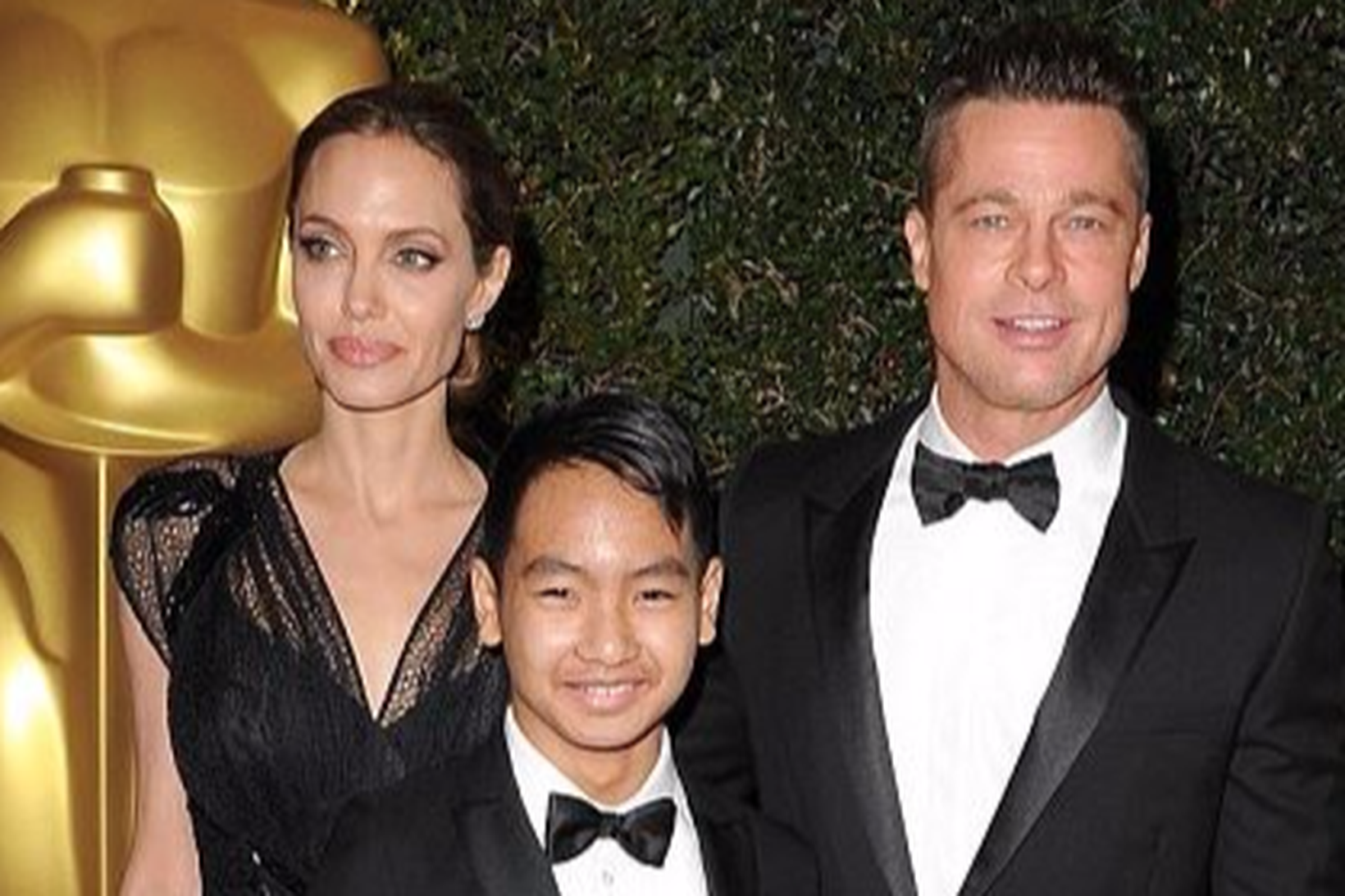 Angelina Jolie, Maddox Jolie-Pitt og Brad Pitt.