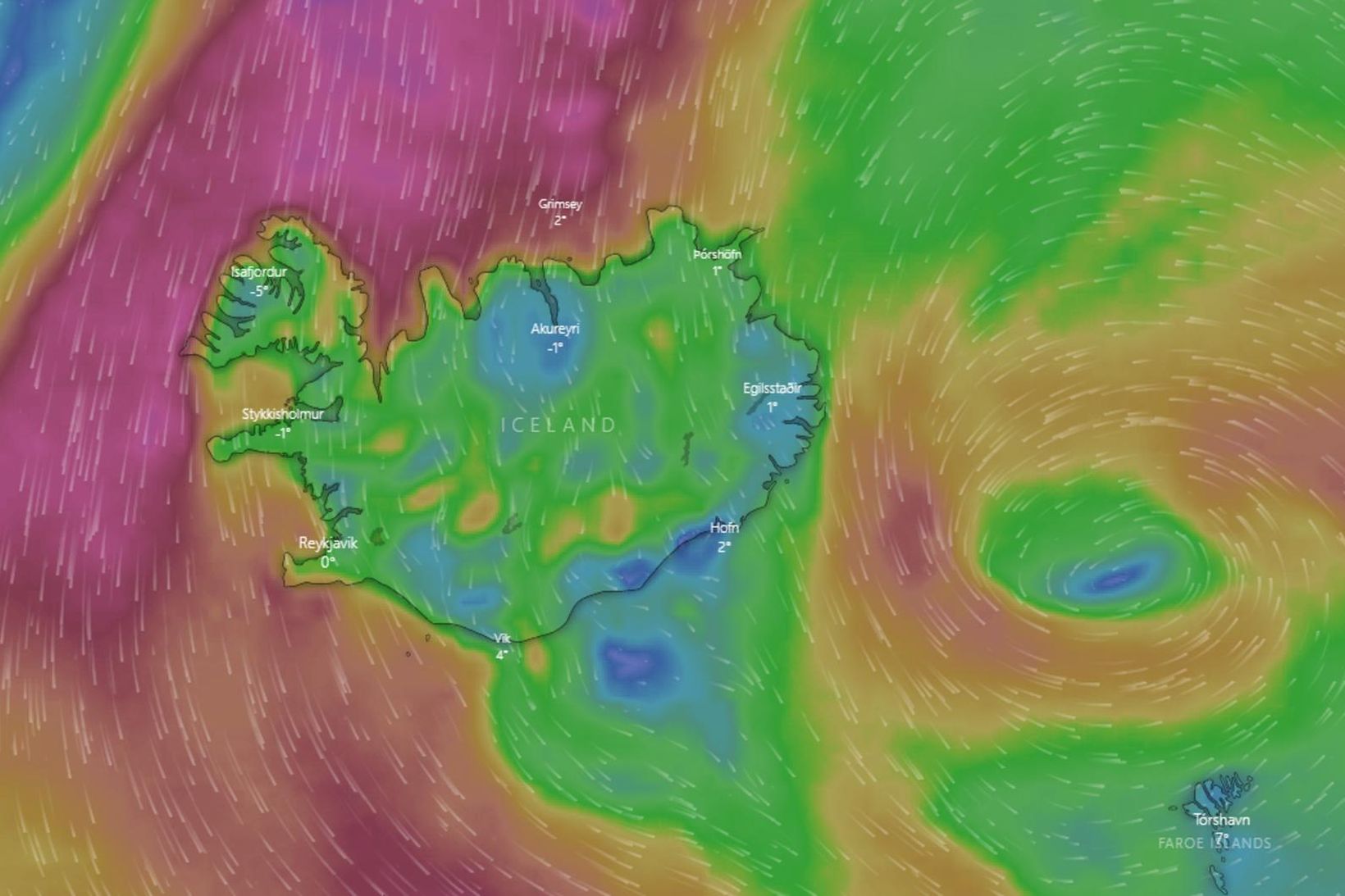 Vindakort af Íslandi þessa stundina. Sjá má lægðina á milli …