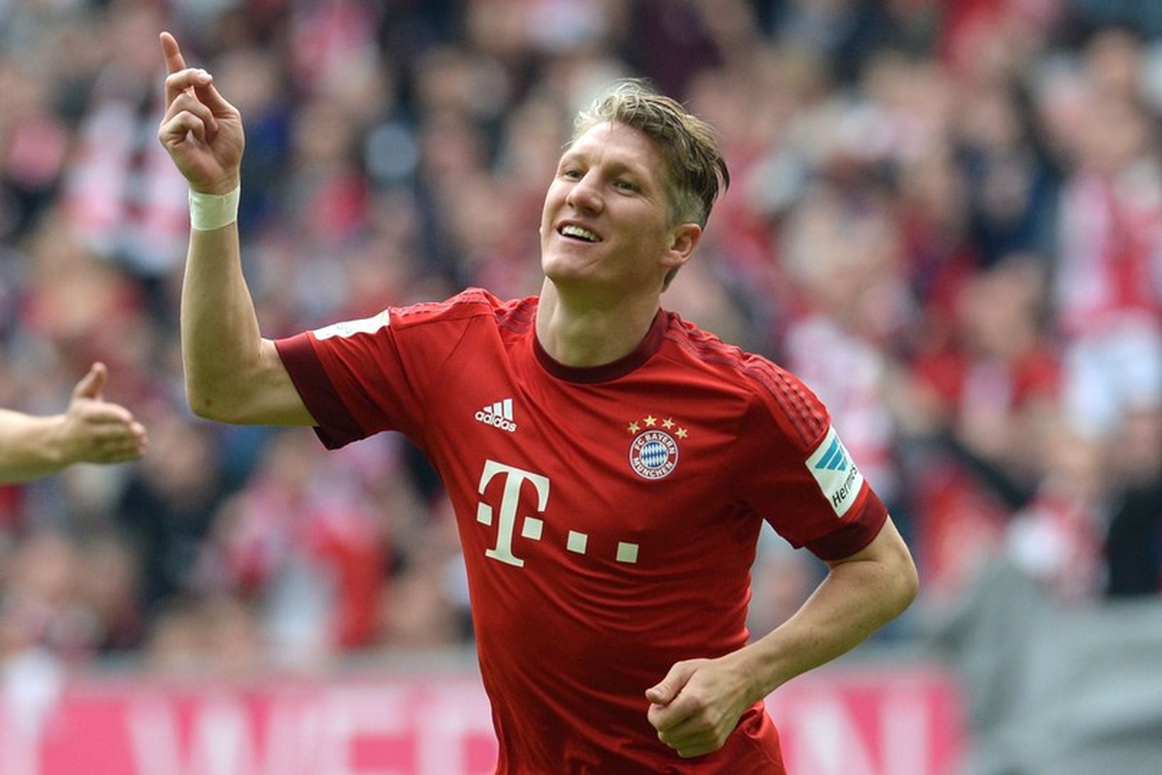 Bastian Schweinsteiger fagnar marki með Bayern.