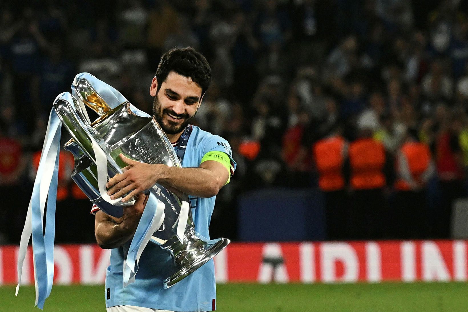 Ilkay Gündogan tók við Evrópubikarnum sem fyrirliði Manchester City eftir …