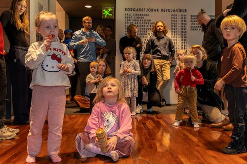 Foreldrar af tveimur leikskólum á höfuðborgarsvæðinu fjölmenntu í ráðhúsið til að vekja athygli á sinni …