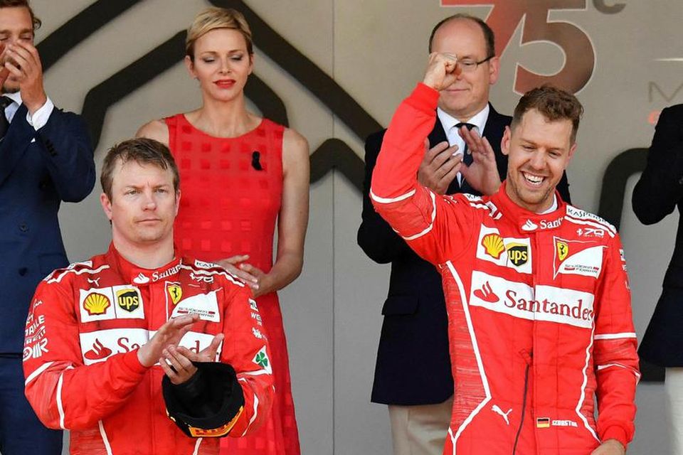 Kimi Räikkönen er ekki með kátustu mönnum á verðlaunapallinum í Mónakó.
