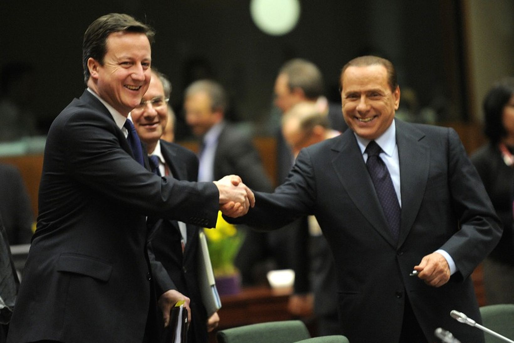 David Cameron, til vinstri, og Silvio Berlusconi, til hægri.