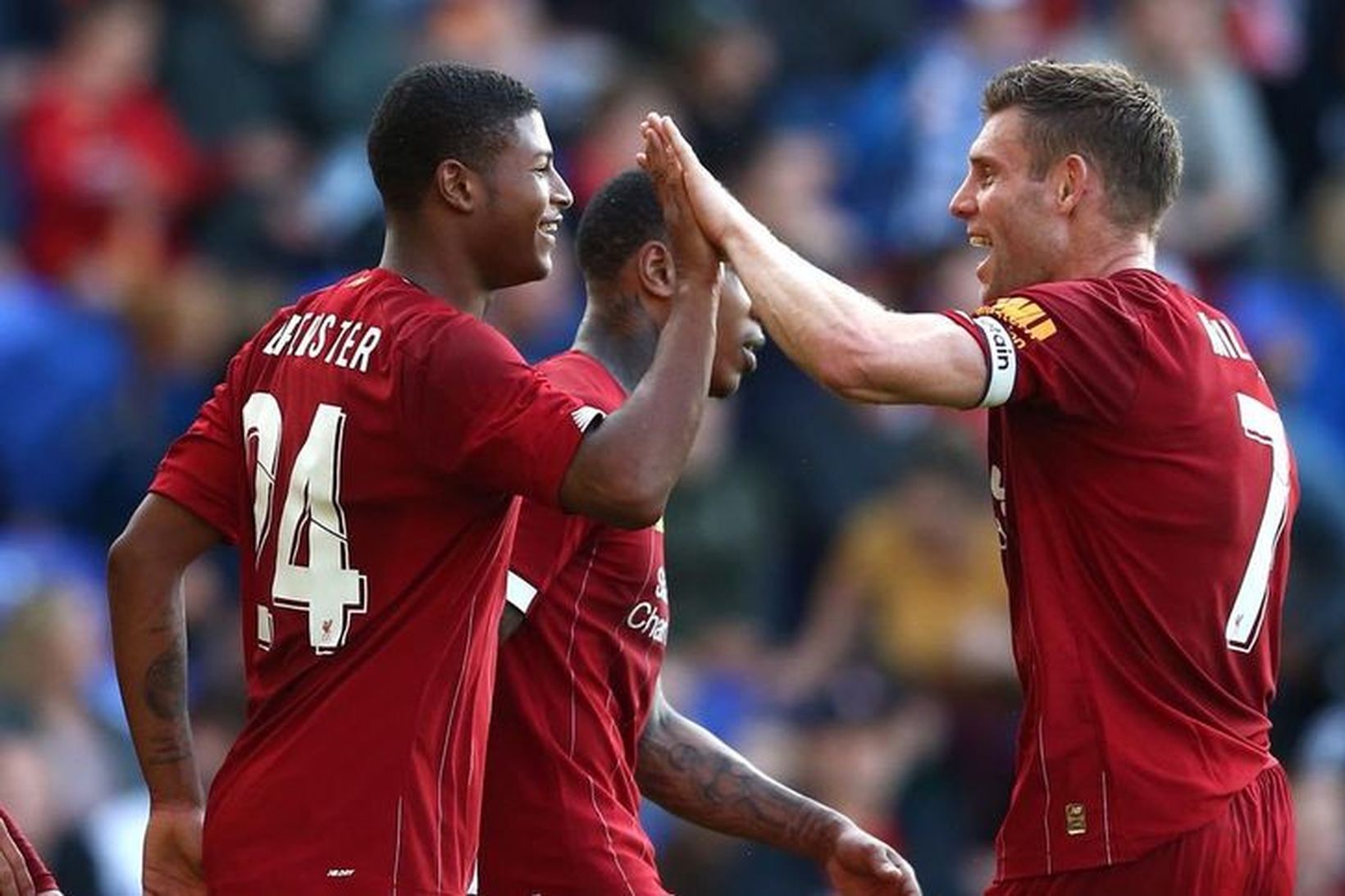 Rhian Brewster fagnar öðru marki sínu ásamt James Milner í …