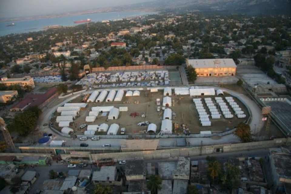 Stór fótboltaleikvangur í Port au Prince hefur verið tekinn undir sjúkratjöld. Í fjarska sjást skip …