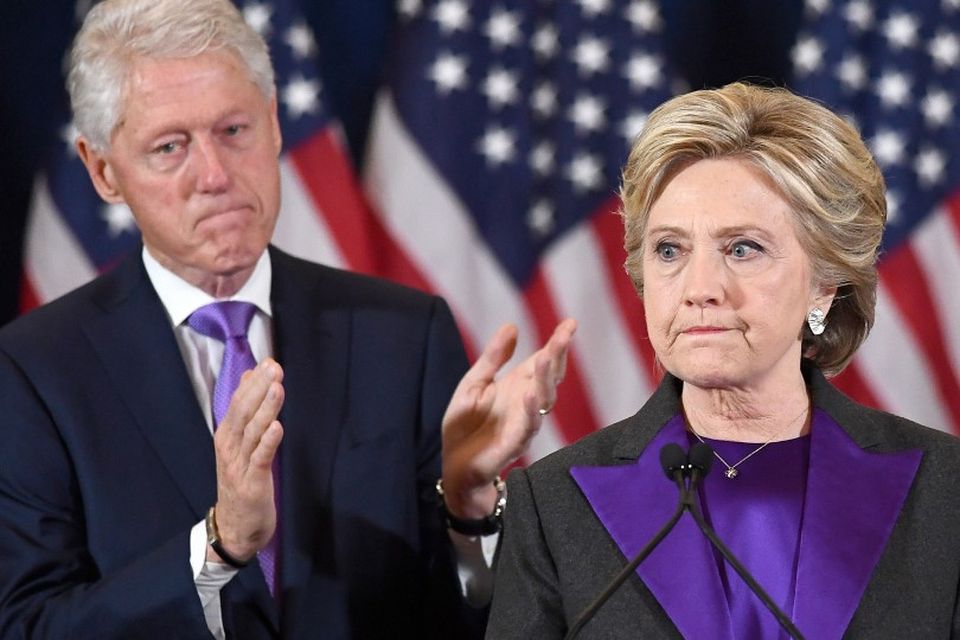 Hilary Clinton ásamt eiginmanni sínum Bill. Clinton var að halda ræðu eftir að hafa játað …
