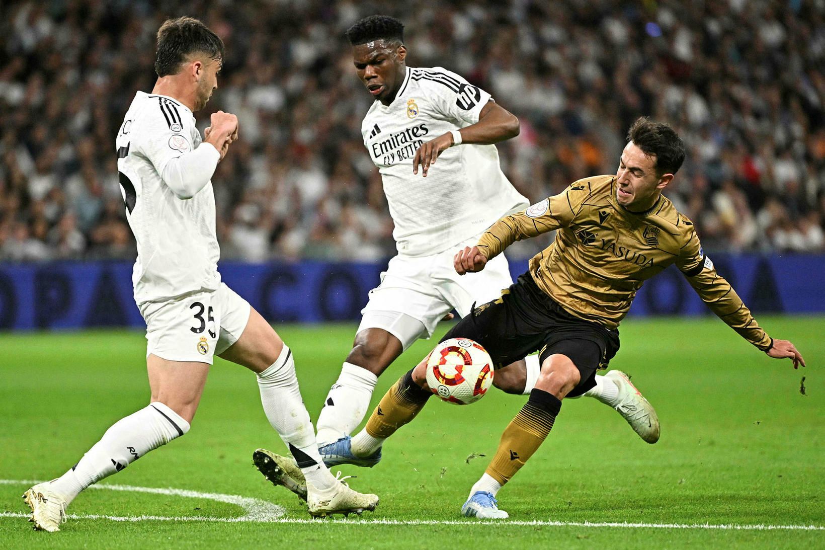 Martin Zubimendi, t.h., í baráttu við tvo leikmenn Real Madrid.