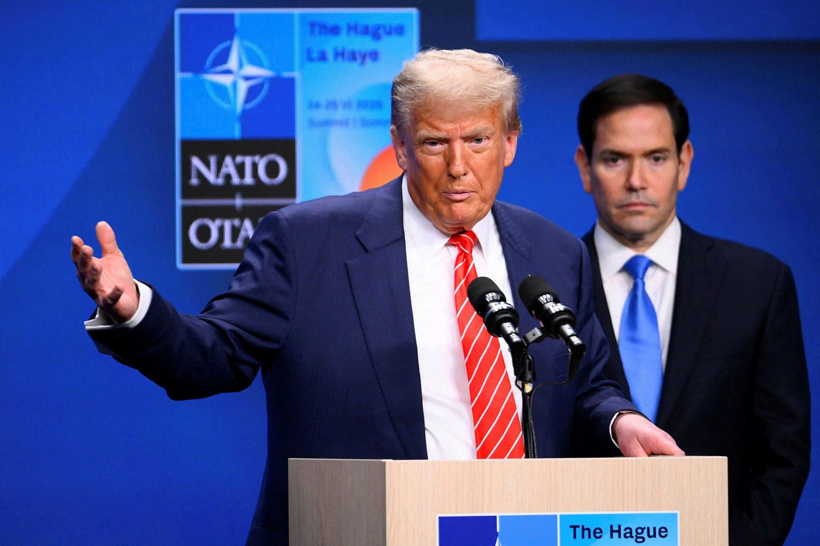 Donald Trump á fundinum í dag. Við hlið hans stendur …