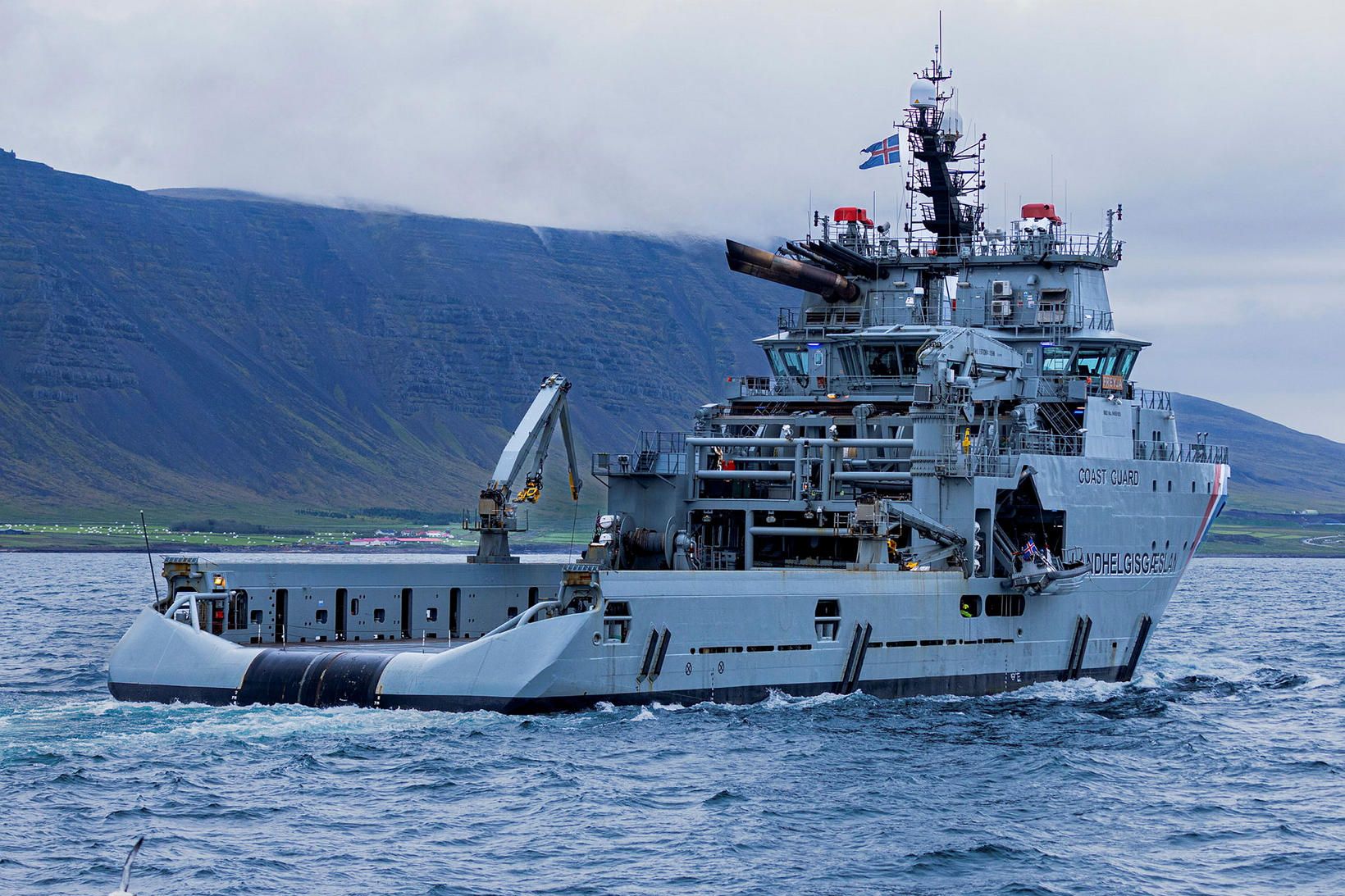 Freyja kemur nú Dettifossi til bjargar þar sem skipið hefur …