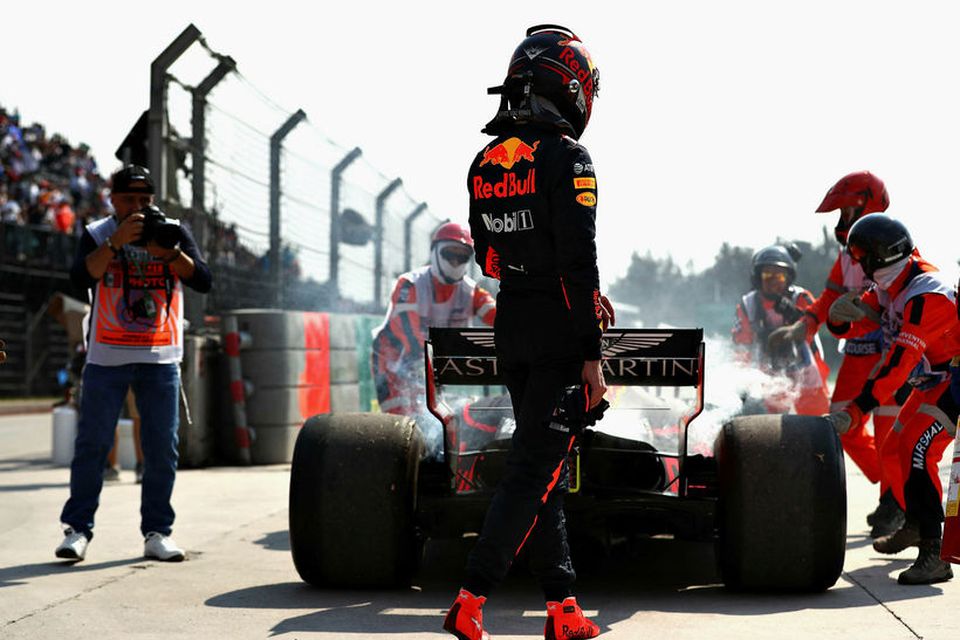 Max Verstappen horfir máttvana á brautarverði sprauta kvoðu á sjóðheitan bíl hans eftir að hann …