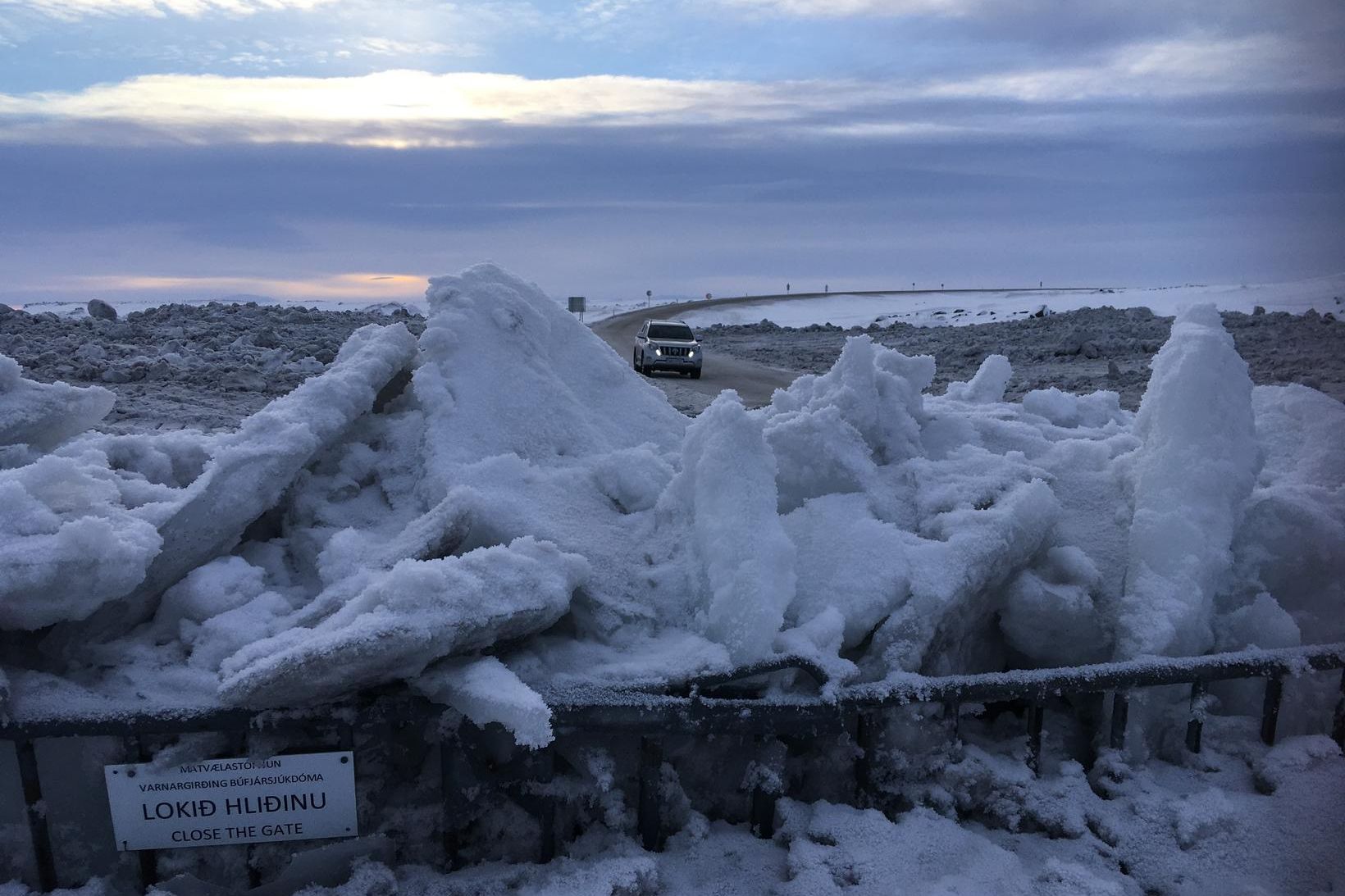 Bíll á ferðinni hjá brúnni yfir Jökulsá á Fjöllum.