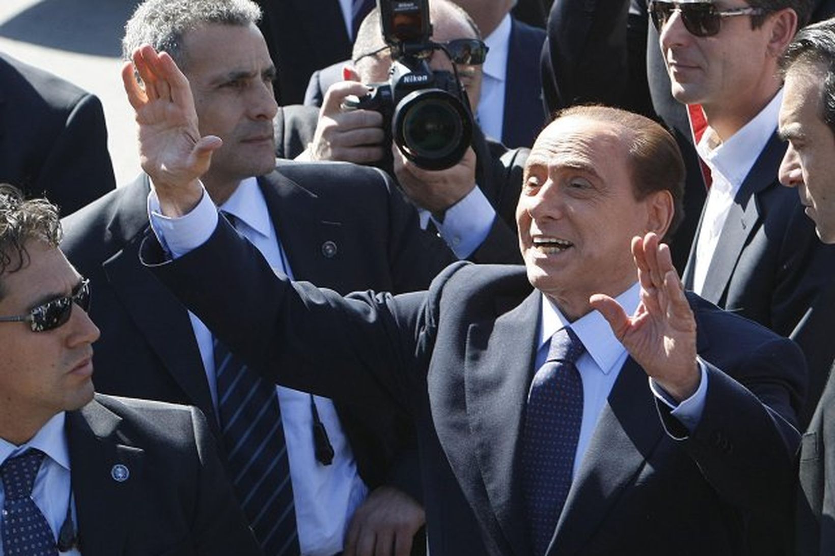 Silvio Berlusconi, forsætisráðherra Ítalíu, heilsar við komuna til Lampedusa í …