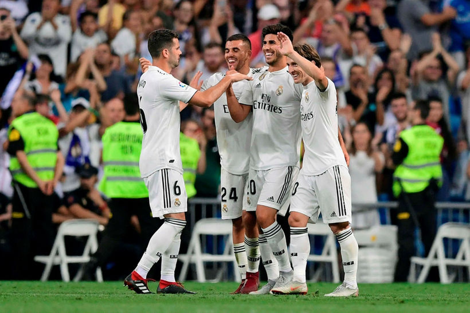 Leikmenn Real Madrid fagna sigurmarki Marco Asensio í kvöld.
