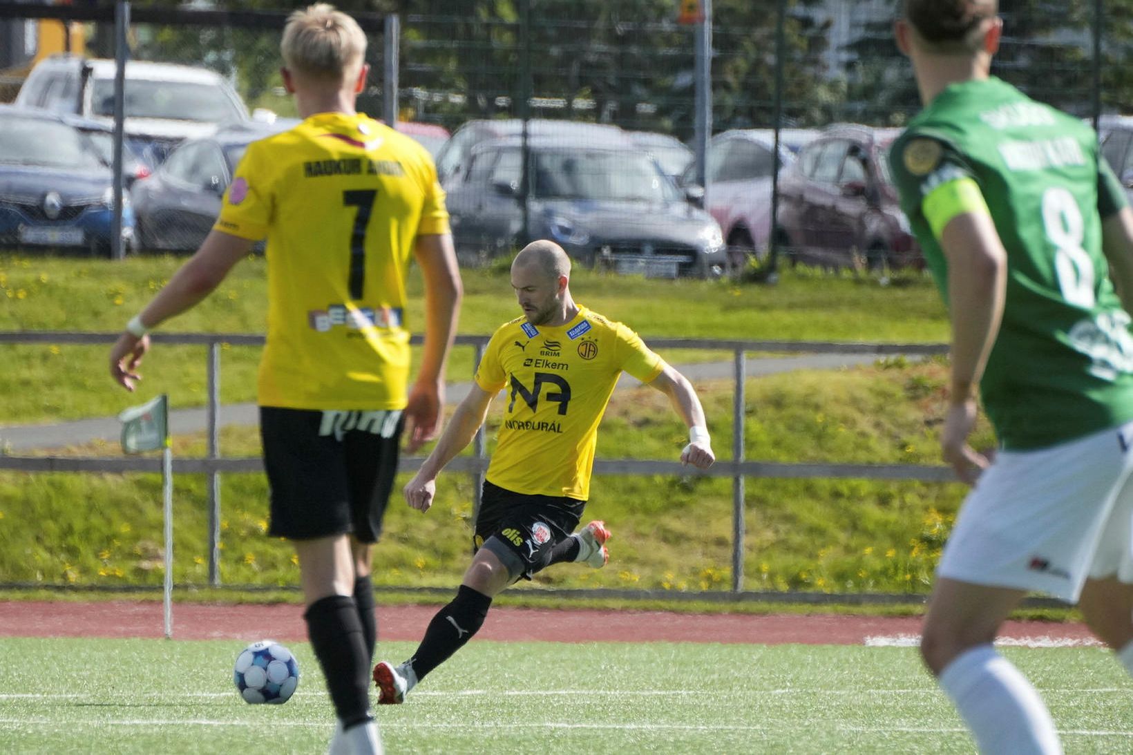 Rúnar Már Sigurjónsson sendir boltann í leiknum í dag.