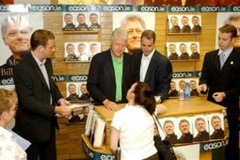 Bill Clinton áritar bækur í Eason bókabúðinni í Dublin.