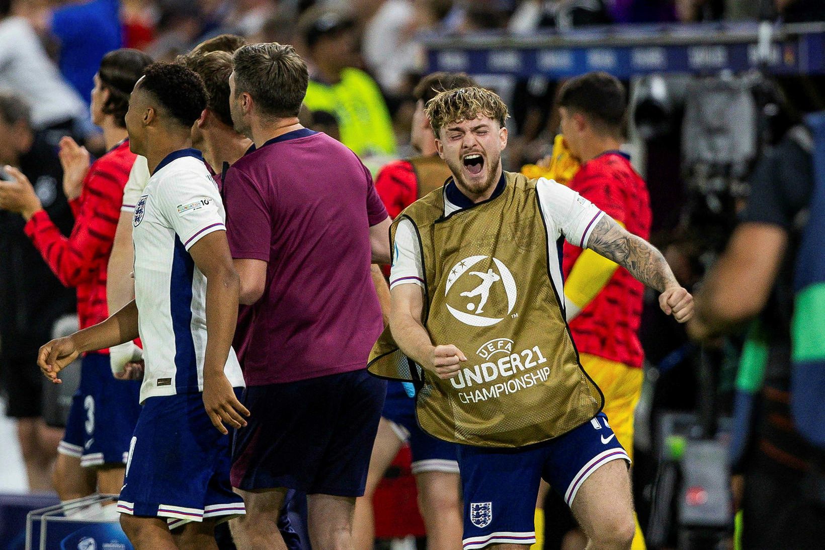 Harvey Elliott fagnar í leikslok í Bratislava í kvöld en …
