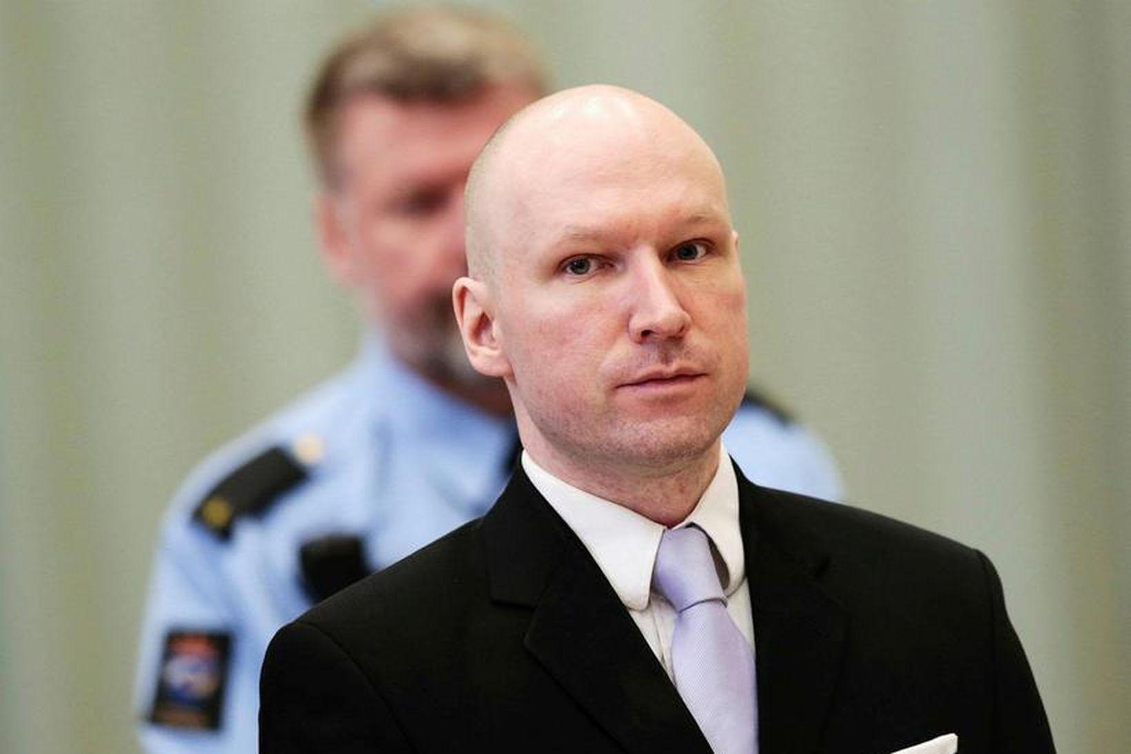 Ekki verða strax gerðar breytingar á aðstæðum Breivik í Skien …