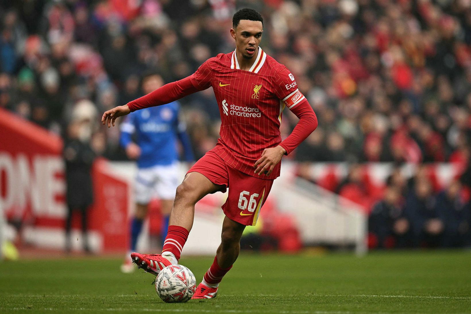 Trent Alexander-Arnold með boltann í dag.