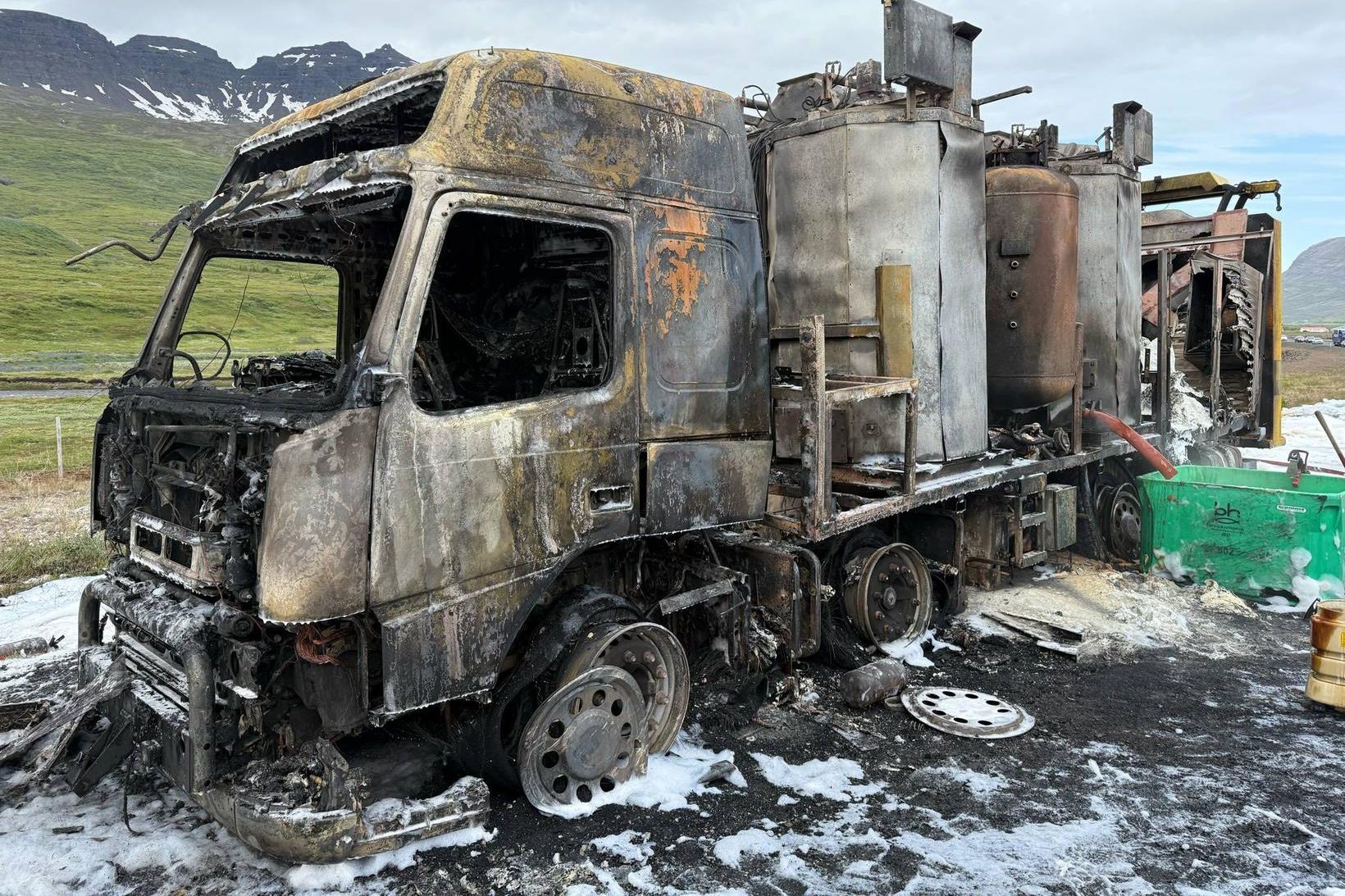 Ökutækið er illa leikið eins og sést á myndinni.