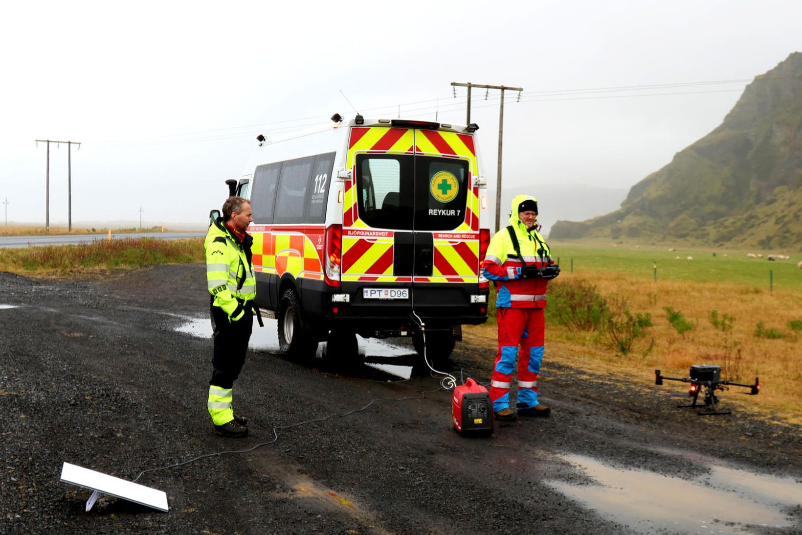 Björgunarsveitarmenn sjást hér með dróna við leitina í dag.