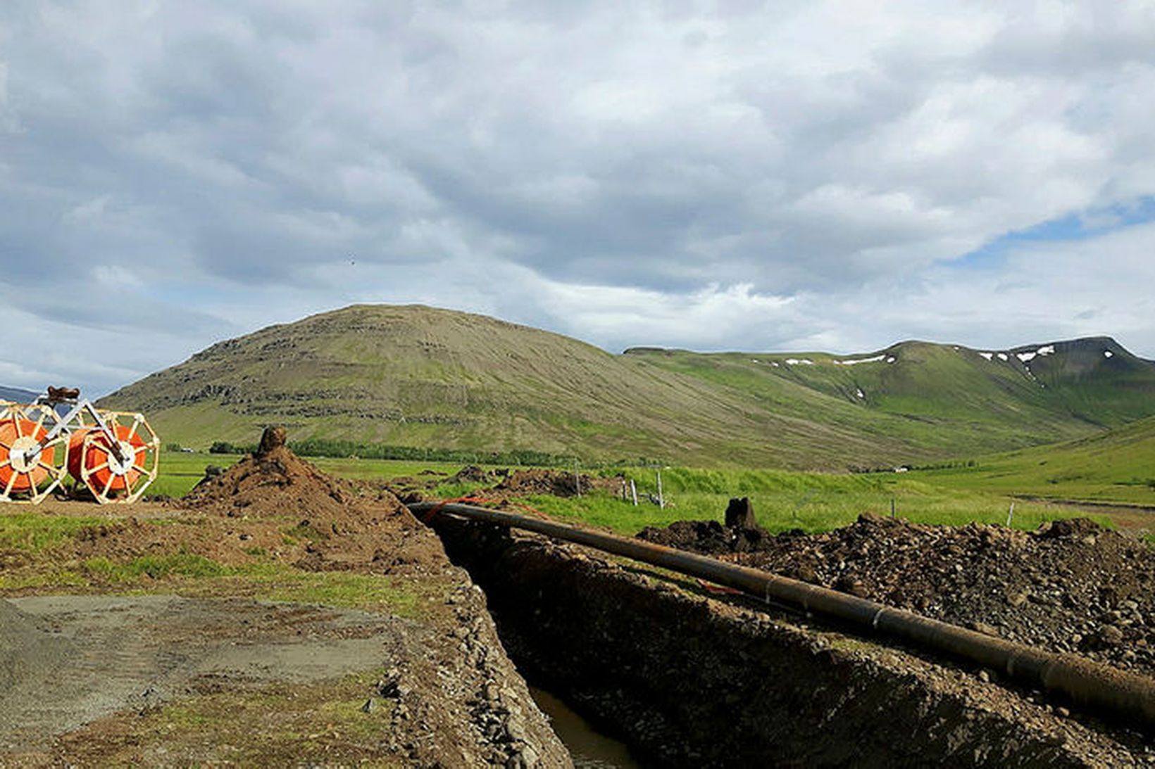 Unnið að lagningu ljósleiðarans í Kjósarhreppi.