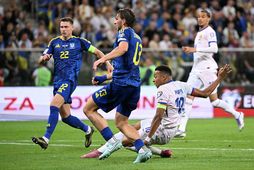 Kylian Mbappé horfir á eftir boltanum í mark Úkraínu á föstudagskvöldið.