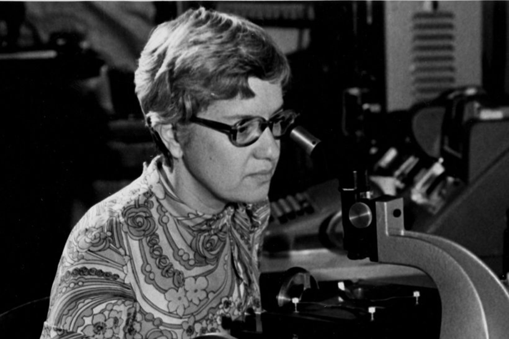 Vera Rubin við mælitæki Carnegie-stofnunarinnar árið 1974.