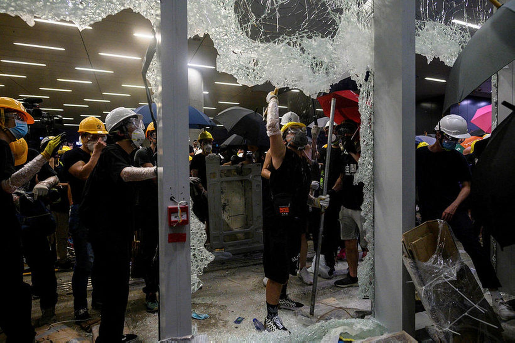 Mótmælendur gengu bersersksgang í þinghúsi Hong Kong í gær.