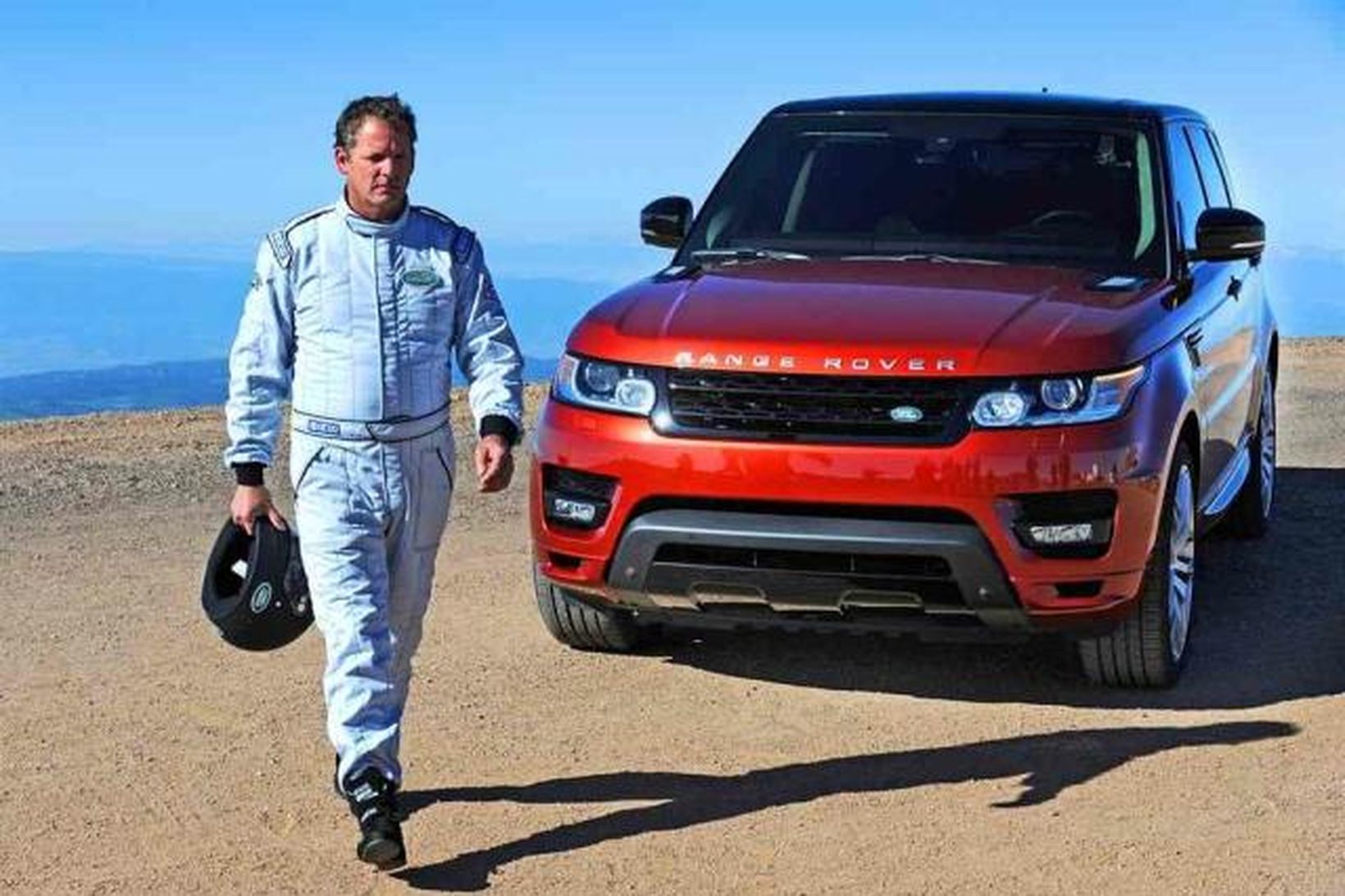 Bílstjórinn Paul Dallenbach við Range Rover Sport sem hann setti …