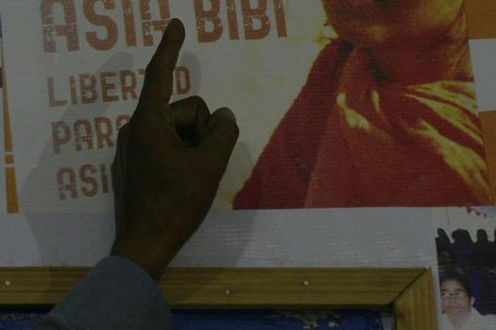 Ashiq Masih, eiginmaður Asia Bibi, sést hér benda á veggspjald …