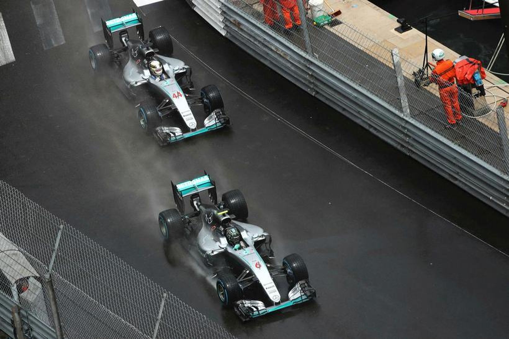 Lewis Hamilton (ofar) og Nico Rosberg á ferð í kappakstrinum …