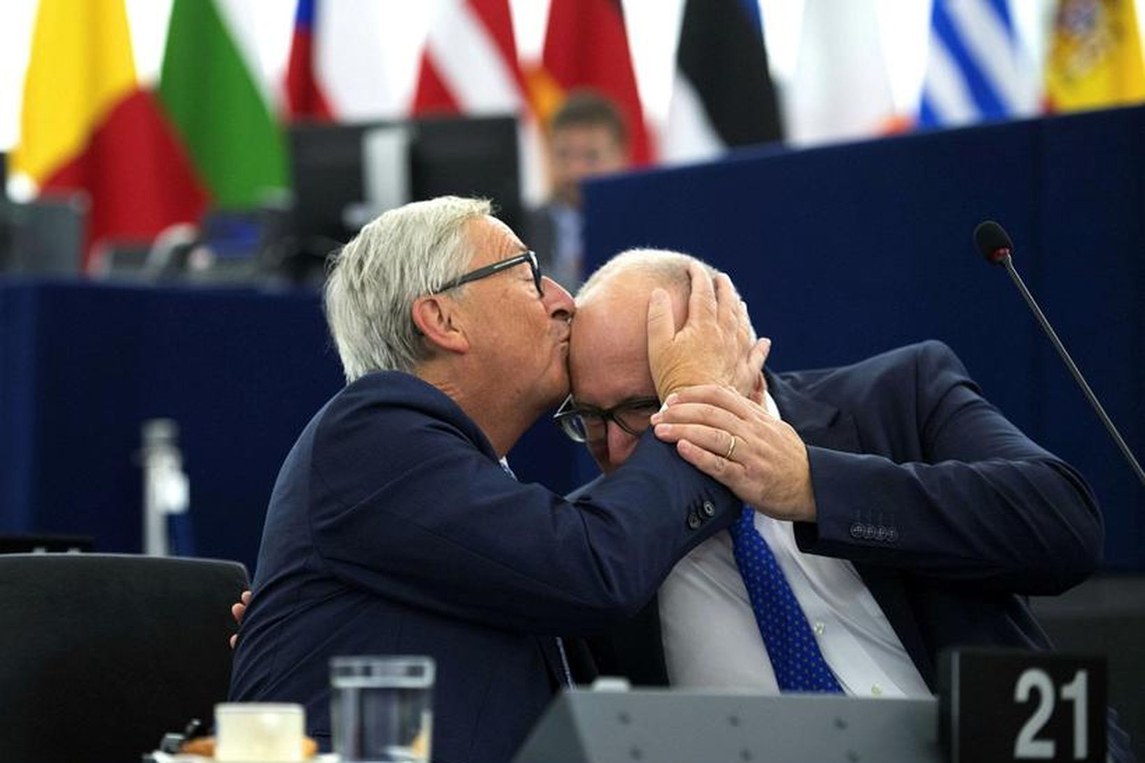 Jean-Claude Juncker, forseti framkvæmdastjórnar Evrópusambandsins, kyssir hér á koll varaforsetans, …