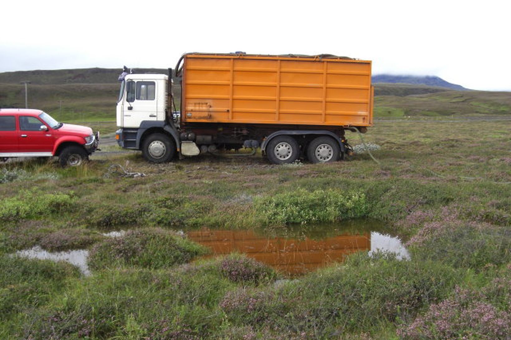 Sumarbústaðaeigandi á svæðinu náði myndum af því þegar starfsmenn Holræsa- …