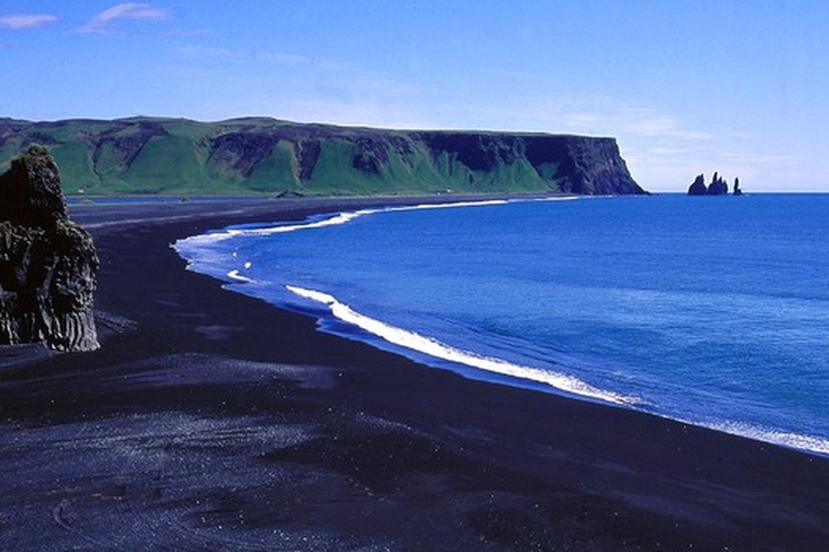 Reynisfjara og Reynisdrangar sjást í fjarska.