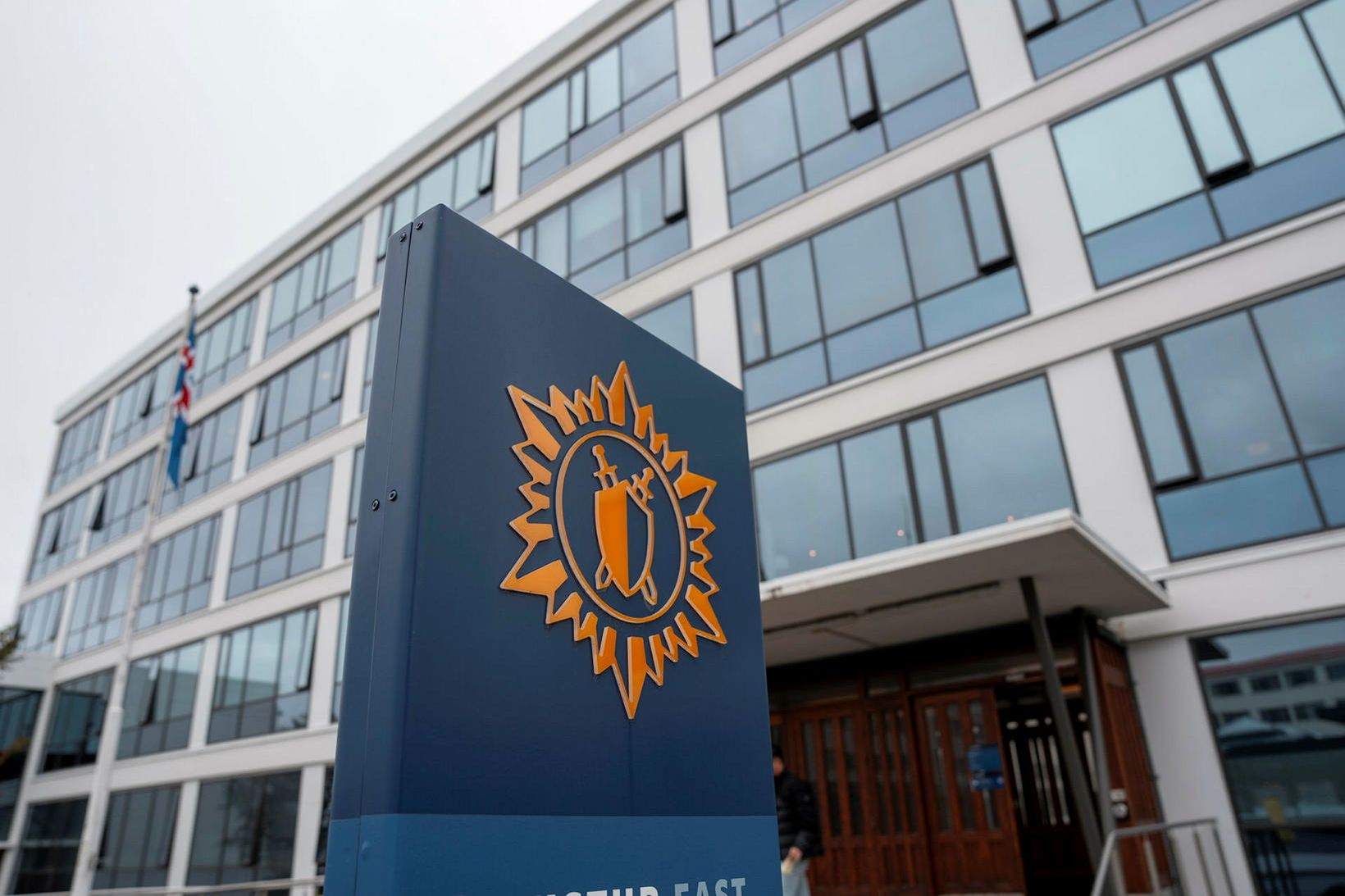 Fjórir gripnir við stuld í fataverslun